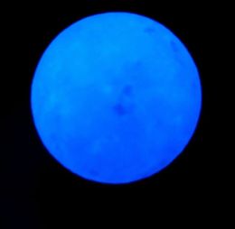 Pierre lumineuse naturelle Calcite bleue lueur dans la boule de sphère sombre boule de cristal lumineuse avec Base boule de pierre ronde décor à la maison 231225