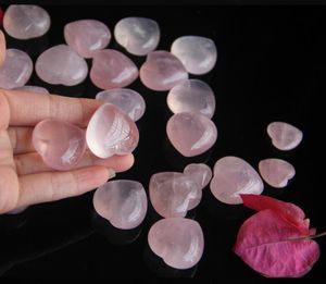 Quartz rose naturel en forme de coeur en cristal rose sculpté amoureux de la pierre précieuse de guérison de l'amour de la paume