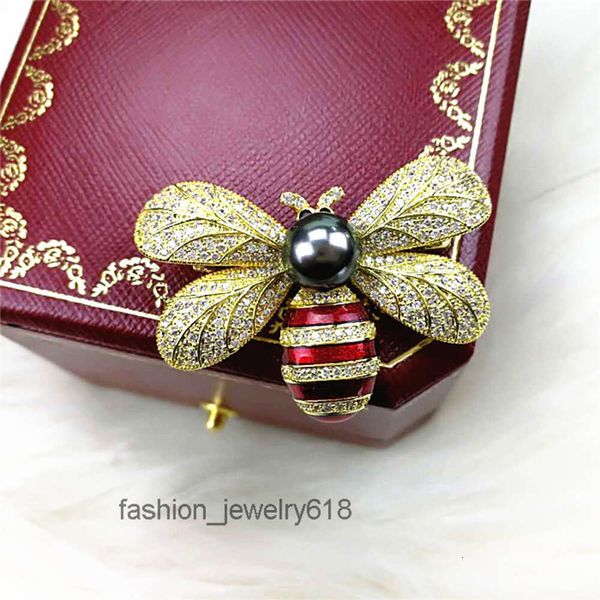 Broche de perlas negras tahitianas naturales en aleación chapada en oro, colgante de mariposa pequeña y encantadora, joyería de regalo de Navidad para dos personas