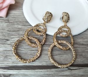 Boucles d'oreilles pendantes en corail blanc naturel, perles de coquille de tridacna en strass de cristal doré pavé, bijoux faits à la main pour femmes ER241