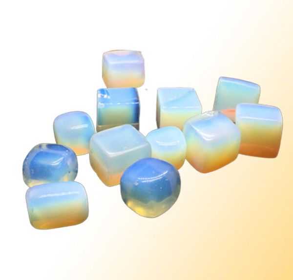 Crystal de pierre d'opale blanche naturelle Natural Stone tombe irrégulière petite taille belle pierre précieuse bonne guérison cristal poli 6080586