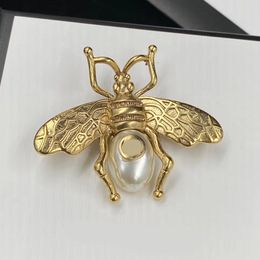 Natuurbroche broche. Bronze Burt's bijen Big Pearl Belly Classic Retro Luxury Broch -ontwerper voor vrouwen. De keuze van succesvolle mannen en vrouwen