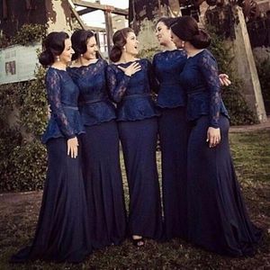 Marineblauwe bruidsmeisjesjurken lange mouwen Lace 2021 geschulpte halslijn sweep trein peplum lint op maat gemaakte plus size maid of honor jurk country bruiloft 403