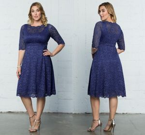 Vestidos formales de encaje completo de talla grande en azul marino con medias mangas Vestidos de noche hasta la rodilla con cuello barco transparente Vestidos de fiesta cortos de una línea