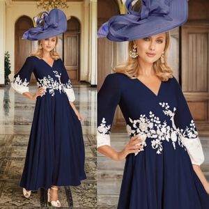 Navy Blue Short Mother of the Bride Robes 3/4 Manches V Neck Couche Camiffon Longue en dentelle perlée