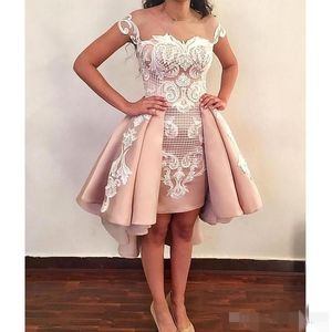 Vestidos de fiesta transparentes con cuello rosa, falda alta y baja, apliques de encaje satinado, fiesta de graduación, vestido de baile de graduación, ropa de cola hecha a medida