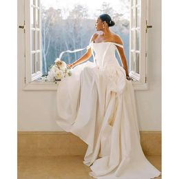 Couche de cou carré plis au large de la crêpe une robe de mariée de ligne pour les femmes zipper arrière fond de plancher robe nuptiale fabriquée sur mesure
