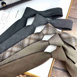 Coules de cou Version coréenne décontractée laine Feel Tie Mens Coffee Color Gris Blue Checks Buges Business Suit Professional Trendq