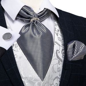 Cravates Conception Hommes Ascot Cravate Avec Anneau Argent Vérifier Mariage Formelle Cravate Soie Auto Style Britannique Cravate Mouchoir Ensemble DiBanGu 230818