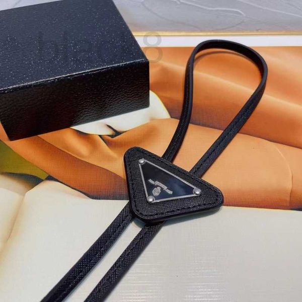 Coules de cou Designer Belt Tie Tendance de la mode Inversé Collier Triangle inversé ACCESSOIRES DE STYLE POUR HOMMES ET FEMMES COUPLES LIUY