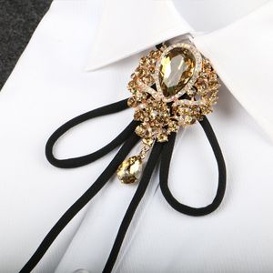 Corbatas para el cuello Hombres elegantes Western American Cowboy Collar Bolo Tie Accesorio Mujeres Wedding Alloy Shine Crystal Corbata Chic Bowtie 230519