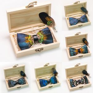 Stropdassen JEMYGINS Prachtige handgemaakte veren vlinderdas broche pin set houten geschenkdoos Pretied mannen strikje voor bruiloft dropship 231204