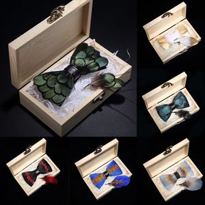 Corbatas KAMBERFT diseño hecho a mano pluma pajarita broche caja de madera conjunto de alta calidad pajarita de cuero para hombre para banquete de boda 230719