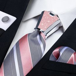 Cravates en plastique rose argent boucle de cravate concepteur cravates en soie rayées pour hommes 8 cm accessoires de fête de mariage d'affaires ensemble de cravate cadeau 231013