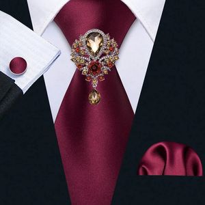 Cravates de cou Cravate de soie en satin rouge Broches en strass Hommes Cravate de mariage Hanky Set Barry.wang Créateur de mode Cravates solides pour hommes Cadeau Fête 231013