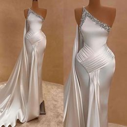 Nek witte zeemeermin elegante kralen satijnen kristal prom -jurk plooien lange jurken voor speciale ocns sweep trein avondjurken es