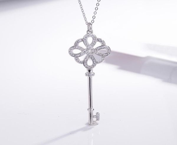 Collier chinois nœud sier plaqué de tempérament chaîne de pull incrustée avec une clavicule de modélisation de clé de diamant Niche de luxe 9258576