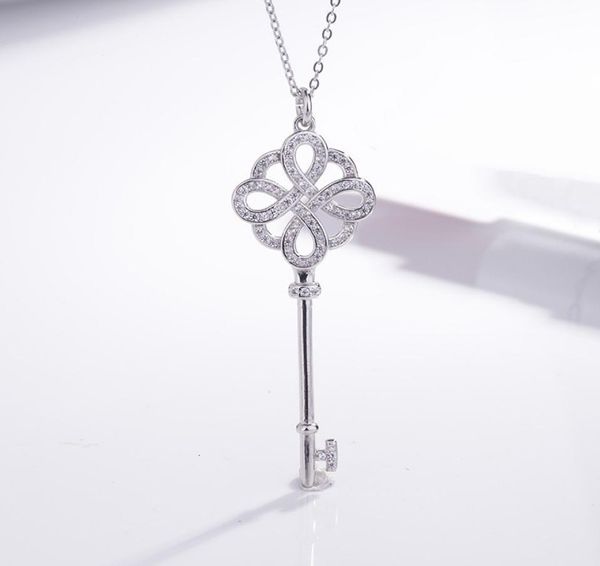 Collier chinois nœud sier plaqué de tempérament chaîne de pulls incrustée avec une clavicule de modélisation de clé de diamant Niche de luxe Niche4541311