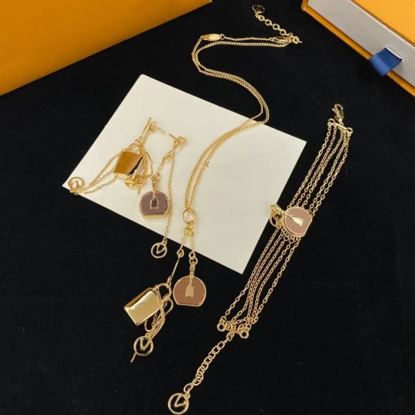 Collier boucles d'oreilles design dames fleur lettres sac décoration bracelets boucles d'oreilles pendentif exagéré boucles d'oreilles en or v ensemble de bijoux bracelets