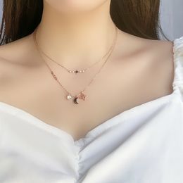 Concepteur de collier pour les femmes avec une chaîne d'acier en titane en trèfle en trèfle, parsemée de pendentif en diamant, luxueuse chaîne de clavicule pour femmes
