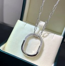 Collier Designer semi-diamant pendentif collier Famille Lock plaqué avec 18 km Collier de serrure Femmes Small Lock Gift Valentin Saint-Valentin