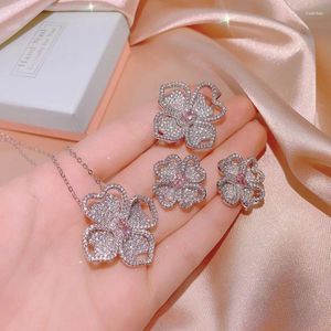 Ketting Oorbellen Set 3 In 1 Sets Vierkante Roze Zirkoon Camellia Bloem Ring Oorbel Voor Vrouwen Luxe Holle Bloemblaadje Gesimuleerde Moissanite Sieraden