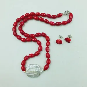 Ensemble collier et boucles d'oreilles, collier de corail rouge naturel de 6 mm. Perles baroques blanches géantes. Boucles d’oreilles roses sculptées à la main. Charmants bijoux de fête pour femmes.
