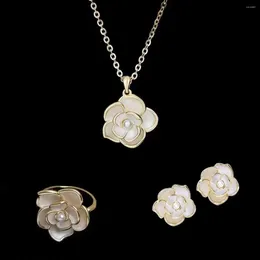 Boucles d'oreilles de collier Set Alloy Pearl Flower Jewelry Trois pièces est un cadeau d'élégant cadeau de mariage pour femmes