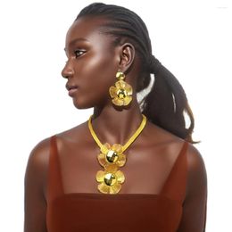 Conjunto de collar y pendientes para mujer, joyería de flores grandes, colgante de Color dorado, gota de boda africana de Dubái, accesorios