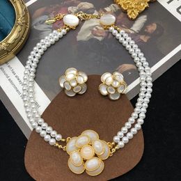 Boucles d'oreilles de collier Ensemble de fleurs fleuries bijoux femme et style romantique classique