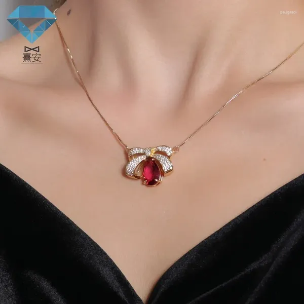 Pendientes del collar Ajuste de la proa del circón Ruby Ruby Temperio de cobre Anillo de oro Cadena de clavículas Xian Gemas