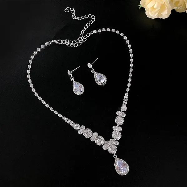 Ensemble de boucles d'oreilles et collier pendants avec zircone cubique blanche pour fête de mariage