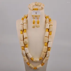 Ensemble de boucles d'oreilles et collier Double couche, perles de corail naturelles blanches, accessoires pour robe de mariée nigériane, bijoux de mariée africaine AU-592