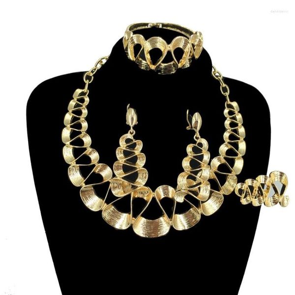 Collar Pendientes Conjunto Dubai Joyería Mujer Placa de oro Moda clásica Diseño hueco Señoras Pulsera Anillo Boda Fiesta Regalo FHK14597