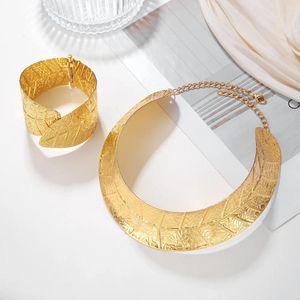 Collier Boucles d'oreilles Set Europe et l'Amérique exagérer les bijoux pour femmes Goldsilver Color Alloy Leaf Collar Choker Bracelet