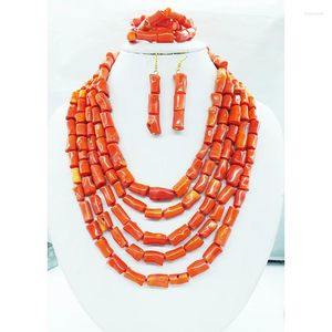 Ensemble de boucles d'oreilles collier et collier de corail orange classique à la mode exquise. Bracelet de mariage de la mariée africaine. Ensemble de boucles d'oreilles et de bijoux.