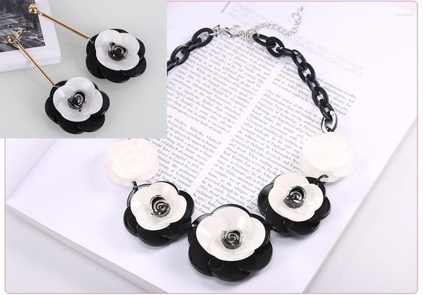 Conjunto de collar y pendientes, joyería acrílica de moda, adorno de flores rosas grandes Retro, pendiente con personalidad para mujer, regalo de Navidad