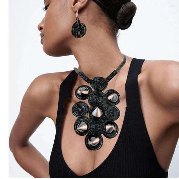 Conjunto de collar y pendientes a la moda para mujer, collares de alambre de aluminio decorativos tridimensionales exagerados