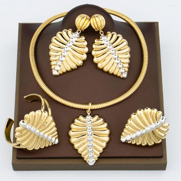 Boucles d'oreilles de collier régler des bijoux de mode pour les femmes conception de feuilles de couleur argentée plaquées or avec anneau de bracelet Dubaï Engagement