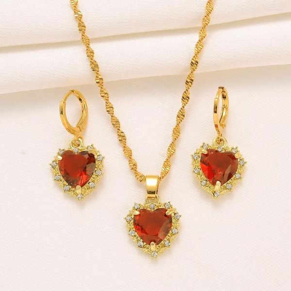 Conjunto de aretes de collar Tono de moda Gota colgando con Diamante / Corazón de diamante Colgante de rubí americano Piedra chapada en oro