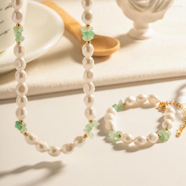 Boucles d'oreilles de collier Réglage du bracelet de serre de perle féminin à plaques or d'or.
