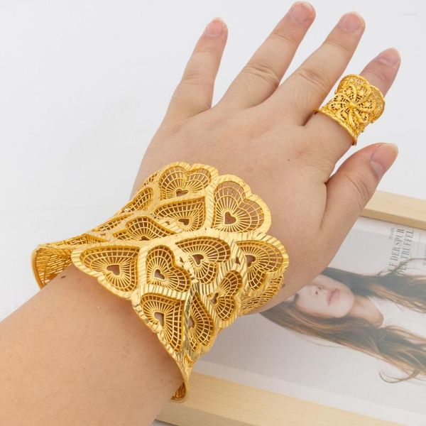 Conjunto de aretes de collar Brazalete grande con diseño de corazón con anillo para compromiso Pulsera exquisita de color dorado y accesorios de novia ajustables
