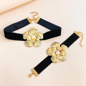 Colliers Boucles d'oreilles Set Ins Golden Flower Pearls Choker Colliers Bracelets pour femmes Bridal Black Velvet Chokers Party Bijoux