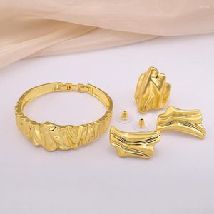 Ensemble de boucles d'oreilles et collier pour femmes irlandaises, Bracelet à breloques, bague, Design exquis à trois courbes, mode polyvalent, cadeau de noël