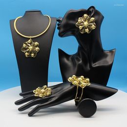 Collar Pendientes Conjunto Joyería Pendiente de cuentas africanas Brazalete Anillos colgantes Moda 24K Color oro Ahueca hacia fuera Flor Árabe Dubai Bijoux
