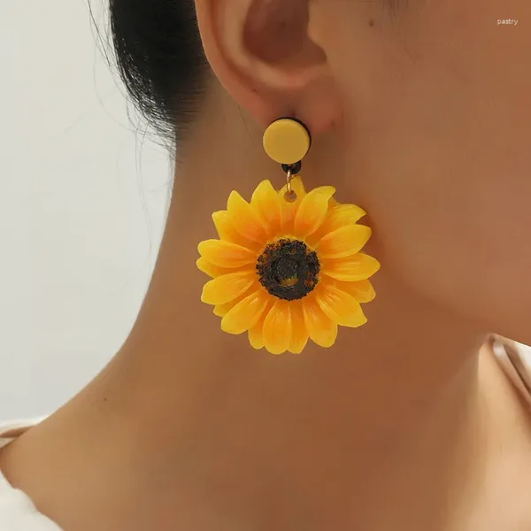 Ensemble collier et boucles d'oreilles, Version coréenne, à la mode, tempérament rétro tournesol avec petite fleur fraîche exagérée 2024