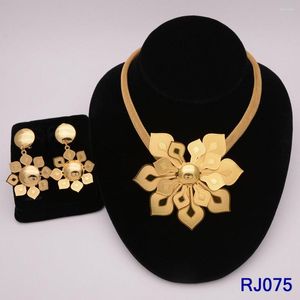 Ketting oorbellen set de nieuwste 24k dubai gouden sieraden dames bloem glanzende bruiloft accessoires