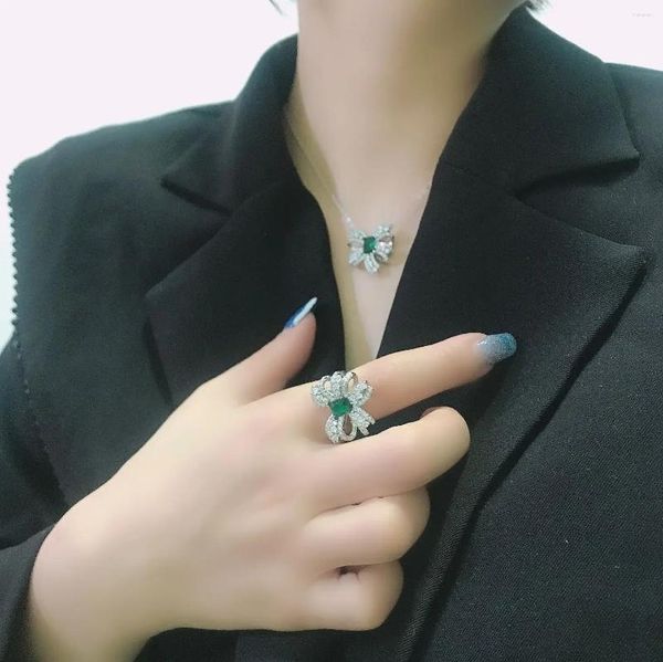 Conjunto de collar y pendientes, diseño de nicho Lihua, joyería auténtica de alta definición, tres piezas de anillo de Esmeralda Natural, verde pavo real