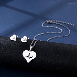 Boucles d'oreilles de collier Set Love Heart Ekg Pendant Femme pour femmes Produits en acier inoxydable Simple Chain Chain Stud Bijoux pour couple