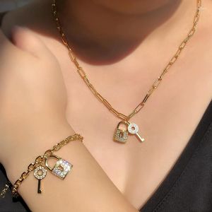 Ensemble de boucles d'oreilles et collier de luxe pour femmes, petite serrure à clé, pendentif en zircone cubique, ras du cou, couleur or, Bracelets, bijoux de fête Punk